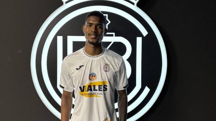 El panameño Antony Herbert ya viste la camiseta del UB Conquense, donde jugará cedido tras disputar el Mundial Sub-20 con Panamá.