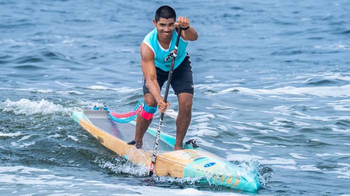 Edonays Caballero impulsa su tabla con fuerza durante la final de SUP Race rumbo a la medalla de plata.
