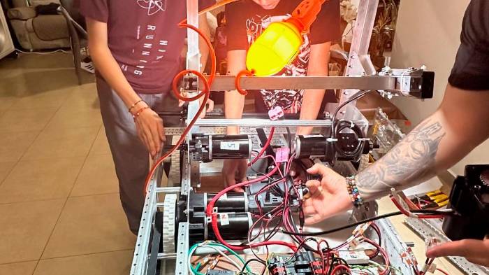 La competencia está diseñada para inspirar a jóvenes a participar en ciencia, tecnología, ingeniería y matemáticas (STEM), promoviendo el desarrollo de habilidades técnicas y de trabajo en equipo.