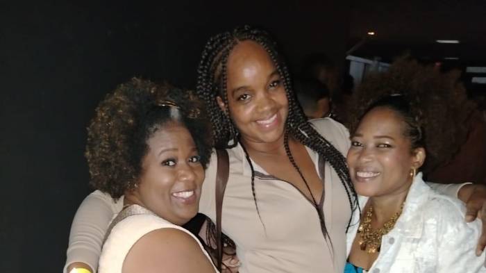 Karina (d) era muy unida a sus primas.