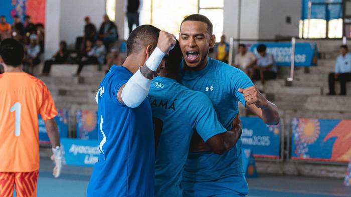 Ángel Sánchez abrió el camino para Panamá con uno de los goles del intenso empate 2-2 ante Paraguay.