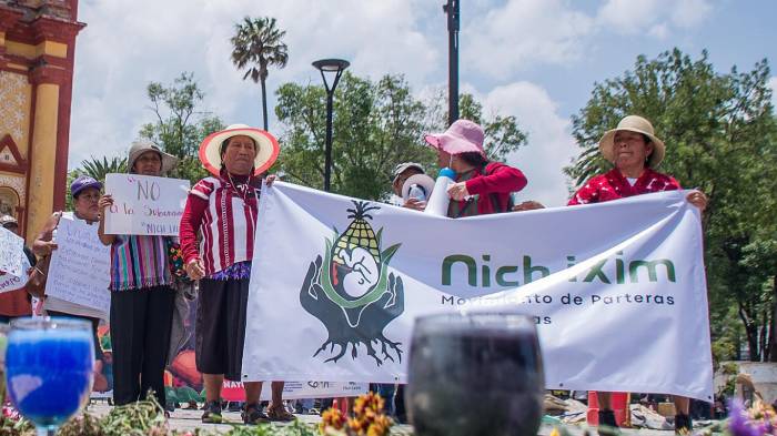 Mujeres colocan una ofrenda durante una manifestación por el 'Día Internacional de la Partera' este martes, en San Cristobal de las Casas (México). EFE/Carlos López