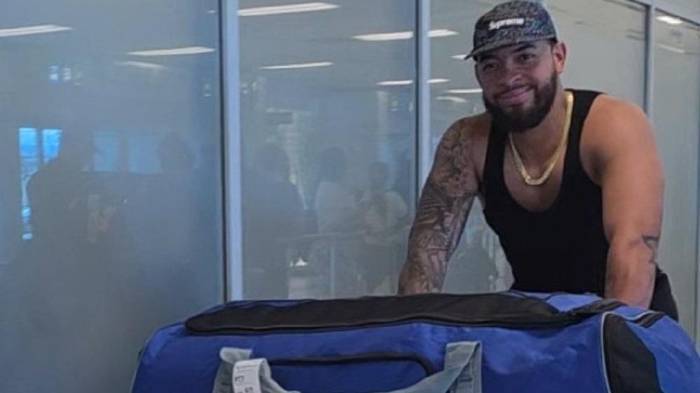 Edmundo Sosa llegando a Panamá de la temporada 2025.