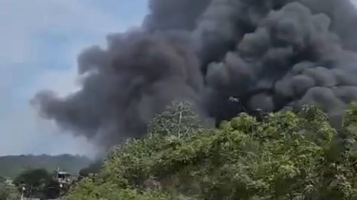 Incendio destruye depósito de muebles