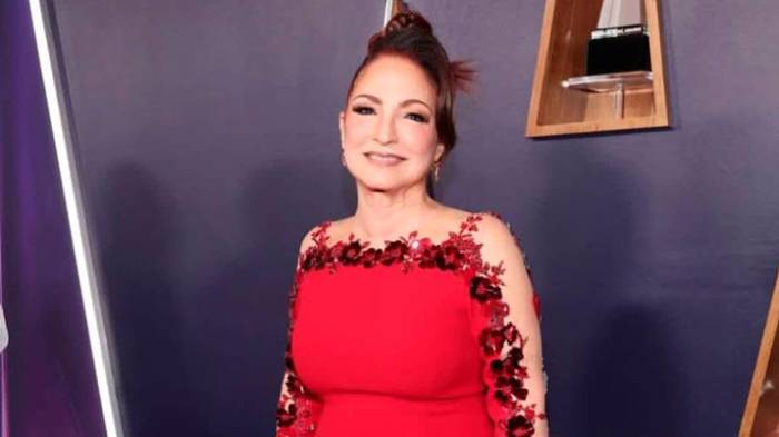 Gloria Estefan se arropa con 68 años