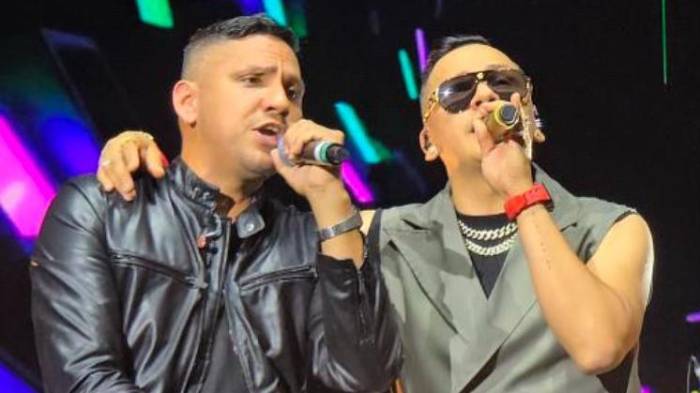 Redes Sociales/@flexoficial