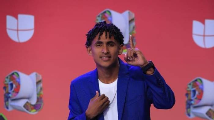 Jeison Vega desfiló sencillo y elegante en la alfombra azul.