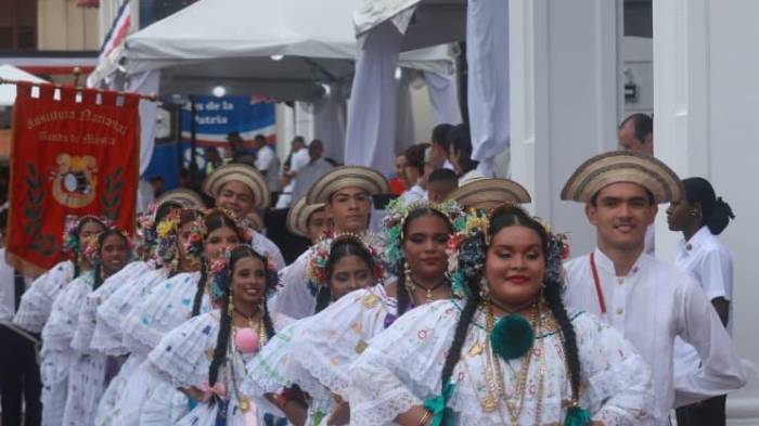 La lluvia no apagó el fervor cívico de los panameños.
