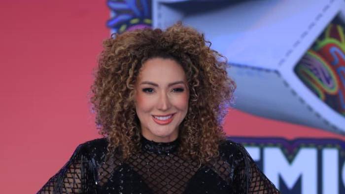 Erika Ender optó por una mezcla de brillo y transparencia.