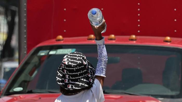 Fotografía de archivo del 9 de junio de 2023 de una menor de edad trabajando en las calles de Ciudad de México (México).