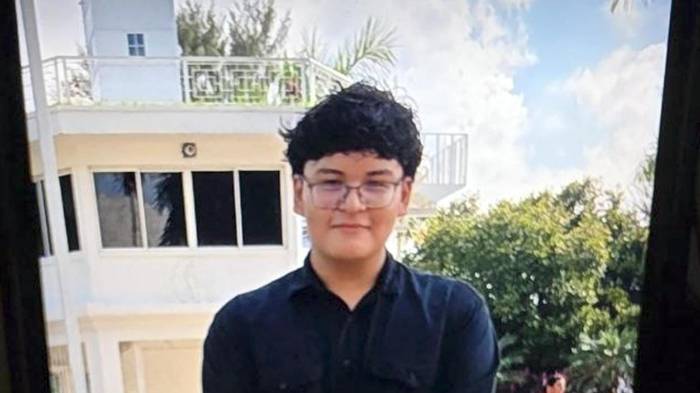 Nelson Portillo, padre de Nelson Davián Portillo de catorce años, uno de los tres hondureños fallecidos hallados en el vagón de un tren en Laredo, Estados Unidos, muestra una imagen de su hijo durante una entrevista con EFE este domingo en el municipio de San Juan Pueblo (Honduras). EFE/Germán Reyes