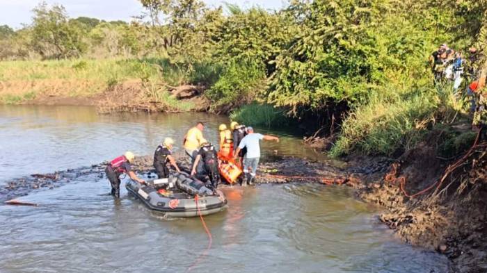 Labores de búsqueda y rescate en el área de Boca Parita, provincia de Herrera.