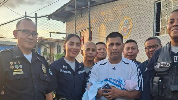 Héroe policial salva a madre y bebé en pleno parto en Guna Nega