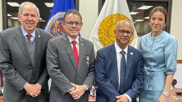 Frank Alexis Ábrego recibió una condecoración de la Junta Interamericana de Defensa de la OEA por su trayectoria en seguridad nacional.