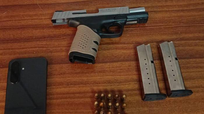 Las autoridades incautaron un arma y municiones durante una de las diligencias realizadas en Colón.