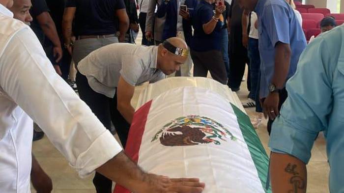 El féretro blanco del artista estaba cubierto con una bandera, pero no la de Panamá, sino la de México.