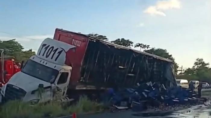El camión que transportaba cerveza terminó volcado en el sector de Río Grande.