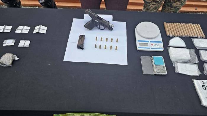 El operativo antidrogas permitió ubicar presunta droga, pesas digitales, un arma de fuego y otros indicios relacionados con actividades de microtráfico.