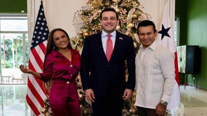 “Qué gusto por fin conocer a Samy y Sandra Sandoval — leyendas del típico panameño”.