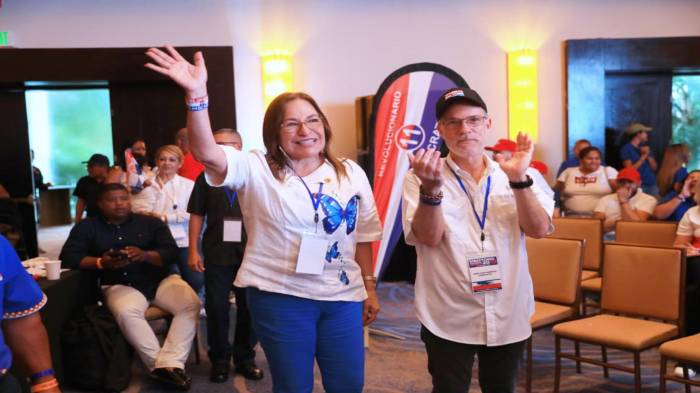 Herrera celebró su triunfo acompañado de diversos líderes del partido.