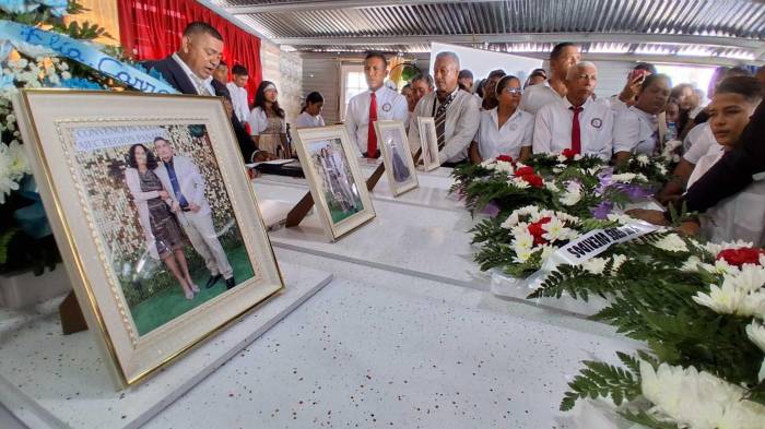 Oraciones, cánticos y lágrimas marcaron la despedida.