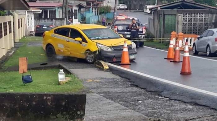 Taxi impactado por disparos.