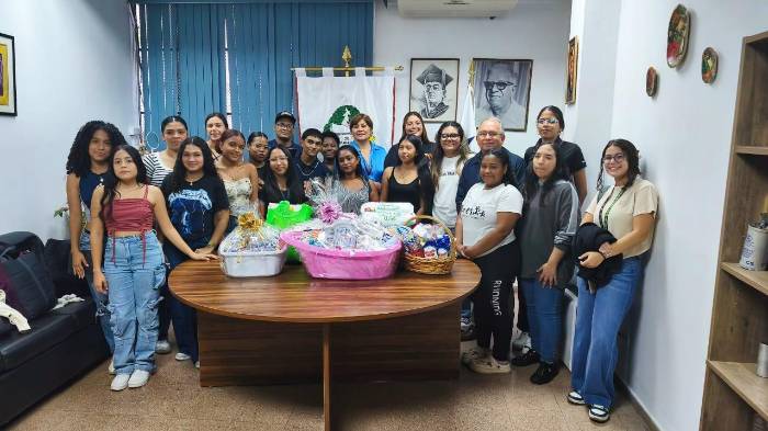 Los universitarios llevaron artículos a María Claribel, una niña de un año y siete meses