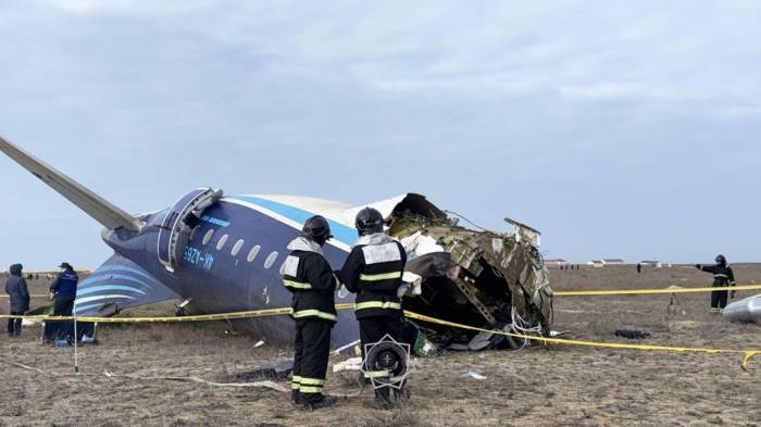 FOTODELDÍA ASTANÁ (KAZAJISTÁN), 25/12/2024.- Miembros de los servicios de emergencias trabajan en el rescate de pasajeros de un avión que se estrelló cuando cubría la ruta entre la capital azerbaiyana, Bakú, y la ciudad rusa de Grozni, este miércoles. Al menos 28 personas ha sobrevido, informaron fuentes locales. EFE/ Emergencias de Kazajistán / ***SOLO USO EDITORIAL/SOLO DISPONIBLE PARA ILUSTRAR LA NOTICIA QUE ACOMPAÑA (CRÉDITO OBLIGATORIO)***