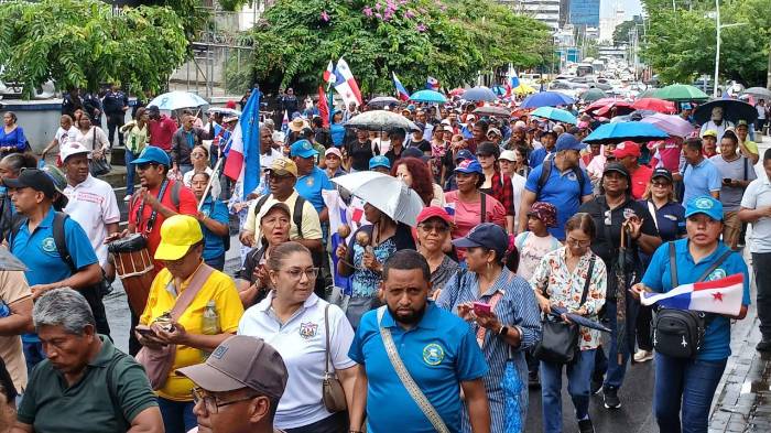 Docentes continúan en protestas pese a llamado del Meduca para el reintegro de las labores educativas.