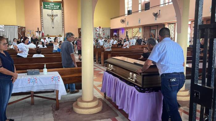 Familiares y vecinos de Puerto Armuelles despidieron a Paola Chávez.