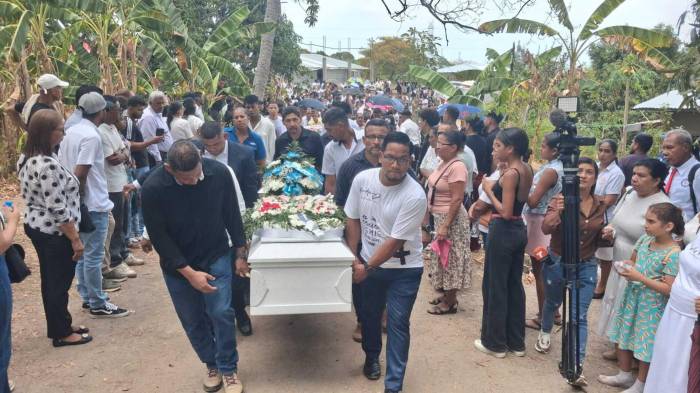 La comunidad rindió homenaje con un pasillo de honor.