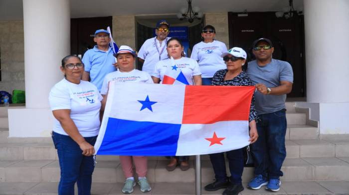 Los docentes afirmaron que permanecerán en el lugar hasta obtener una respuesta concreta de las autoridades.