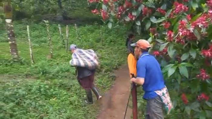Momentos en que una de las niñas fue encontrada.