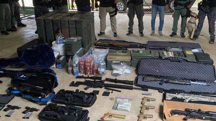 Parte del arsenal decomisado en Chiriquí.