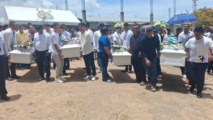 Traslado de los cuatro féretros hacia el recinto religioso en medio del dolor.