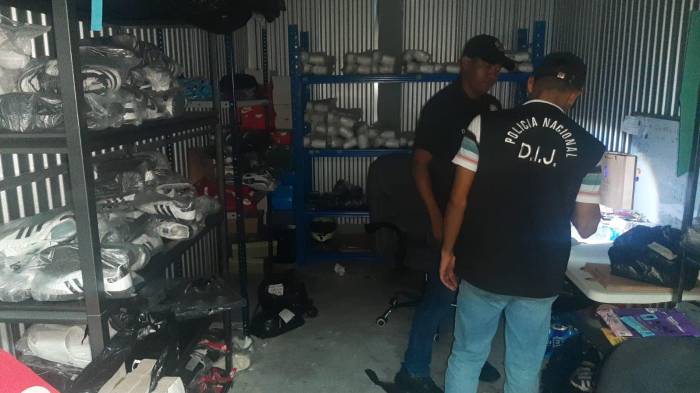 Operación Outfit: Cae mujer por mercancía falsificada