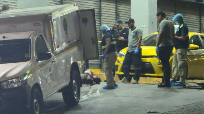 El taxi quedó en medio de la escena acordonada, mientras los peritos levantaban casquillos del piso.