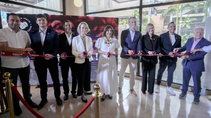 Fotografía del 19 de agosto de 2026 que muestra de izquierda a derecha al director de la franquicia Costa Coffee Panamá, Tim Reka; el gerente general de Costa Coffe Panamá Grupo Maritanos, Eduardo Jones; el CEO del grupo XOK, Pedro Ochoa; la vicepresidenta de Costa Coffee, Erica Brown; la primera dama de Panamá, Maricel Cohen Mulino; el CEO de Costa Coffee, Philippe Schaillee; la presidenta de Grupo Maritanos, Jacqueline García; el gerente general de Costa Coffee LATAM, Hugo Heredia y el vicepresidente del Grupo Maritanos, Steve Jones, posando durante la apertura de una tienda de las cafeterías Costa Coffee en Ciudad de (Panamá). EFE/ Aris Mariota