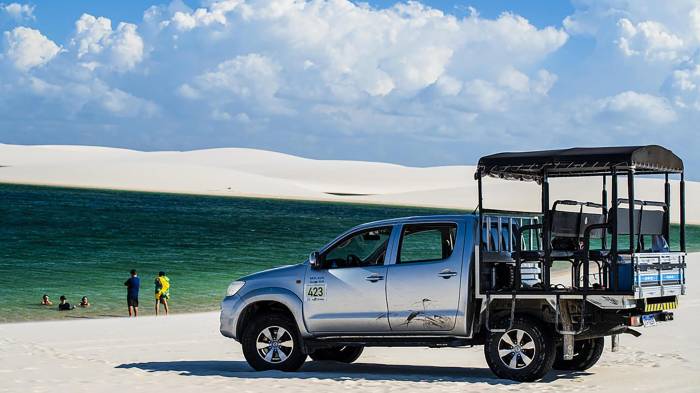 Fotografía cedida por la oficina de Divulgación Embratur y Sebrae de personas en las dunas del Parque Nacional de los Lençóis Maranhenses. Un desierto de dunas blancas que esconde miles de lagunas de agua dulce y cristalina: este es el paisaje surrealista de los Lençóis Maranhenses, el paraíso que causa furor en las redes sociales y se ha convertido en un símbolo del turismo sostenible de Brasil.