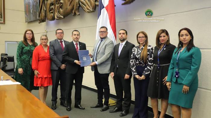 Procurador presenta dos proyectos de ley