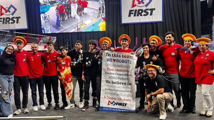 PizzaByte Robotics (negro) está conformado por estudiantes de Panamá y Panamá Oeste.