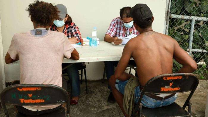 Los rescatados reciben alimentos, ropa limpia y atención psicológica como parte del proceso de resocialización.