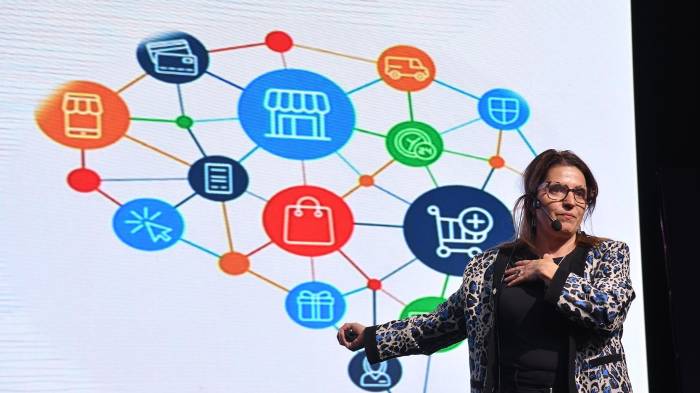 La asesora de inteligencia en salud y transformación digital Alejandra Farías habla durante una ponencia en Cochabamba (Bolivia). EFE/ Jorge Ábrego