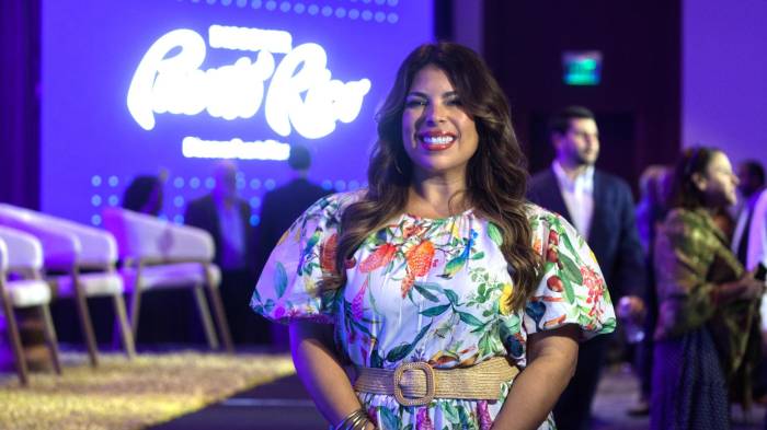 Fotografía de la directora de Asuntos Industriales de Discover Puerto Rico, Janid Ortiz, participando en el panel 'Puerto Rico como epicentro del turismo educativo: retos y oportunidades para potenciar el crecimiento económico' en San Juan (Puerto Rico).