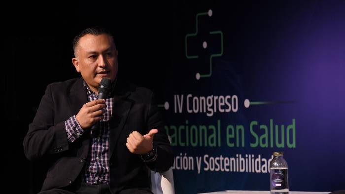 El decano académico de Unifranz en Cochabamba, Jimmy Venegas, habla durante una ponencia en Cochabamba (Bolivia). EFE/ Jorge Ábrego