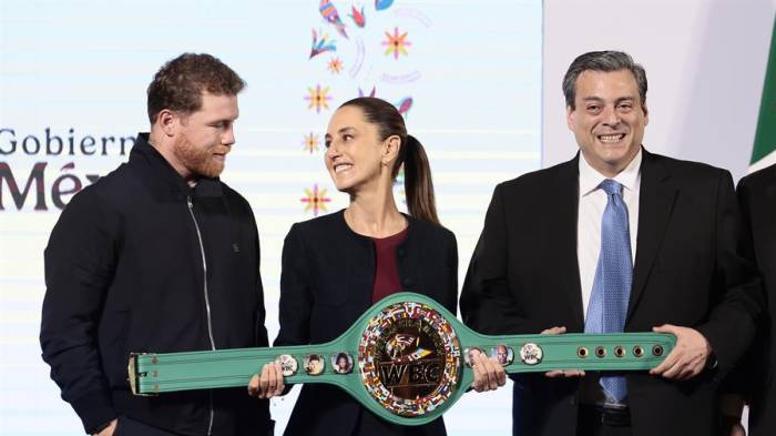 El boxeador mexicano Saúl ‘Canelo’ Álvarez entrega “guantes blancos de la paz” a Sheinbaum