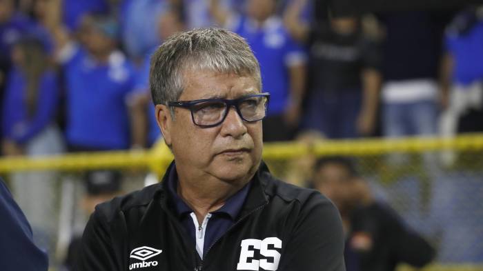 ‘Bolillo’ dice que no tiene culpa de la crisis del fútbol salvadoreño