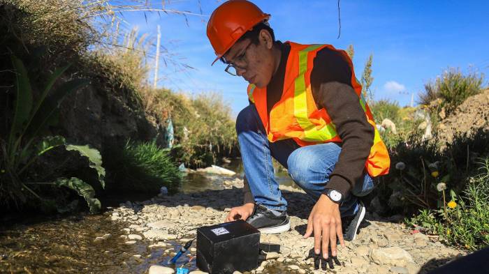 Estudiantes bolivianos crean innovador dispositivo que mide la contaminación en el agua [VIDEO]