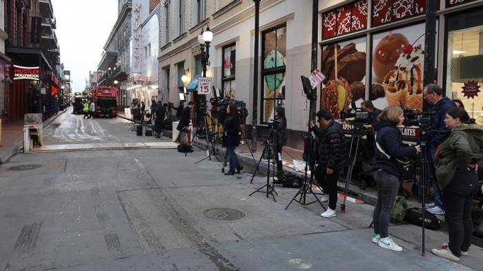 Fotografía de archivo donde periodistas se instalan en las cercanías de la Calle Bourbon donde ocurrió el atropello masivo, en Nueva Orleans (Estados Unidos).