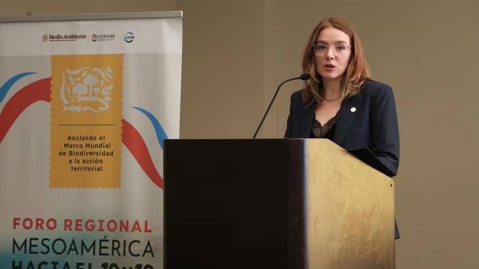 Directora regional de la UICN para México, América Central y el Caribe, Úrsula Parrilla, hablando durante la apertura oficial del Foro Regional Mesoamérica hacia el 30x30, en Mérida, Yucatán (México).